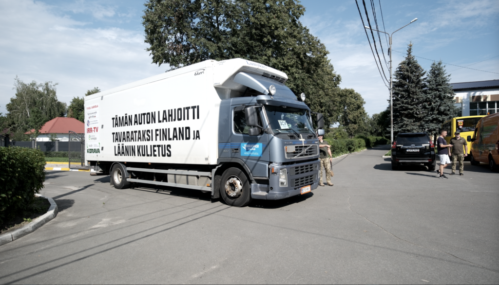 Tavarataksi Finlandin ja Läänin kuljetuksen kuorma-auto Ukrainassa.