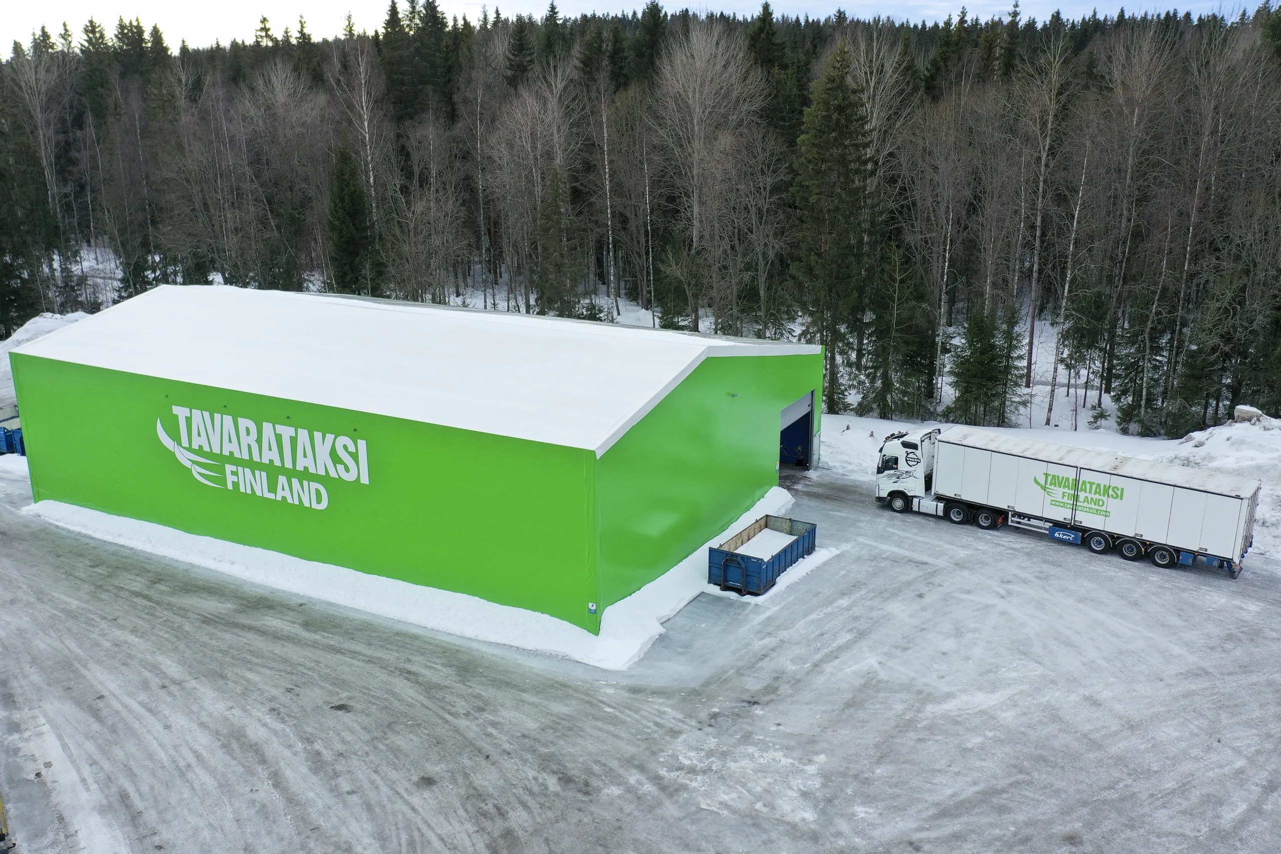 Kuvassa Tavarataksi Finlandin uusi vihreä logitiikkahalli. Pääasiassa BE Groupin raskaiden teräskuljetusten käsittelyyn.