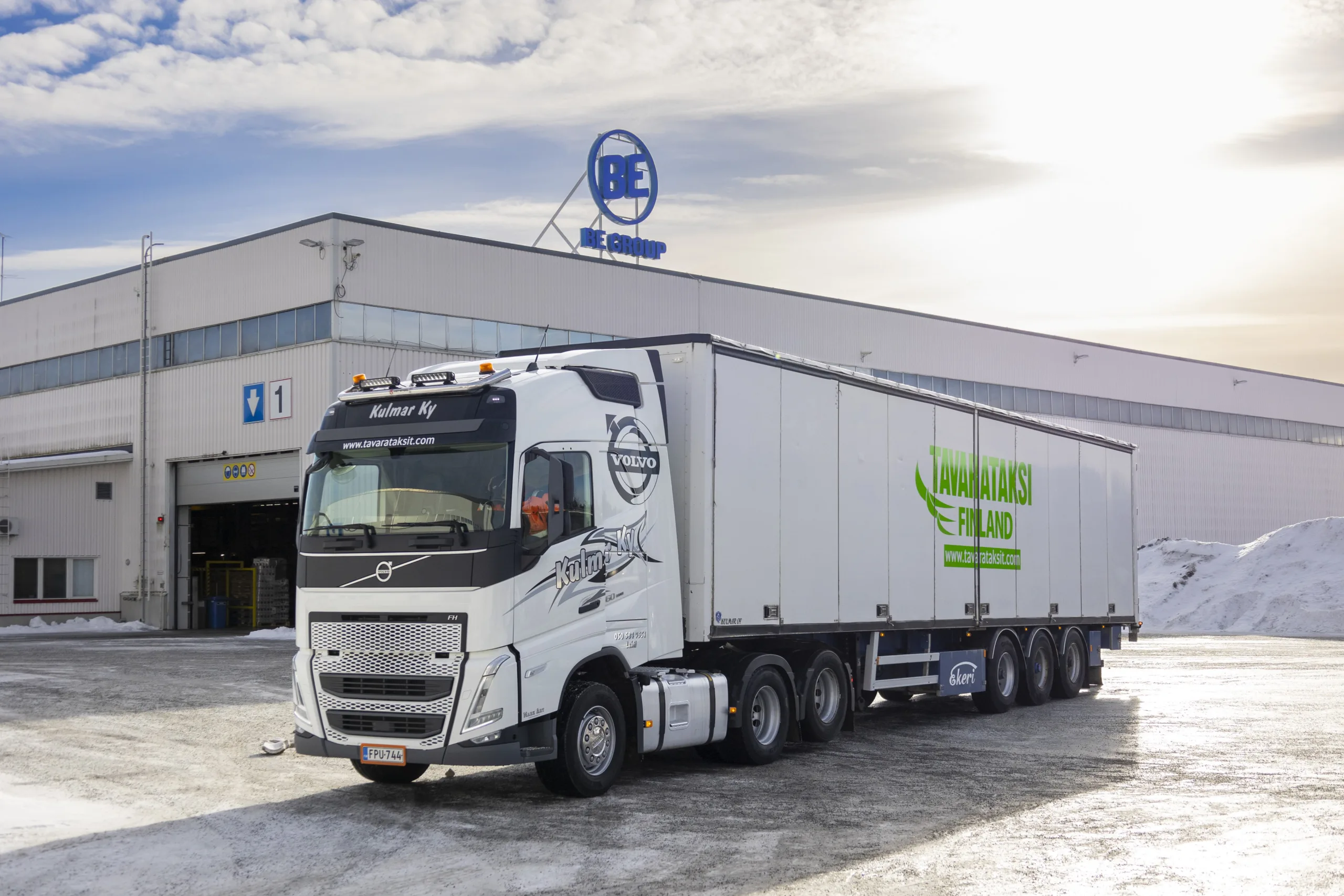 Kuvassa Tavarataksi Finlandin kuljetuskalustoa BE Groupin toimipisteen edustalla