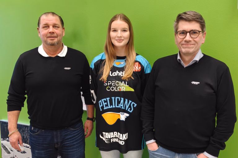 Tavarataksi Finland Jarkko Hämäläinen, Miko Kaapu ja Pelicans puolustaja Viivi Salmi